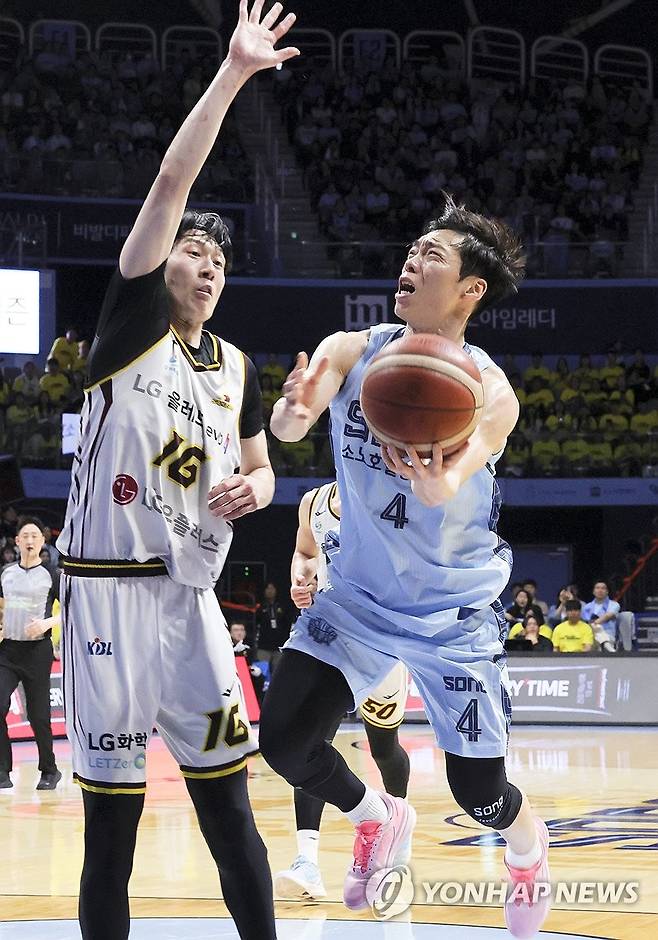 득점하는 이재도 (고양=연합뉴스) 김병만 기자 = 27일 고양 소노 아레나에서 열린 2025-2026 LG전자 프로농구 4강 플레이오프 3차전 고양 소노와 창원 LG 경기. 소노 이재도가 슛을 성공시키고 있다. 2026.4.27 kimb01@yna.co.kr