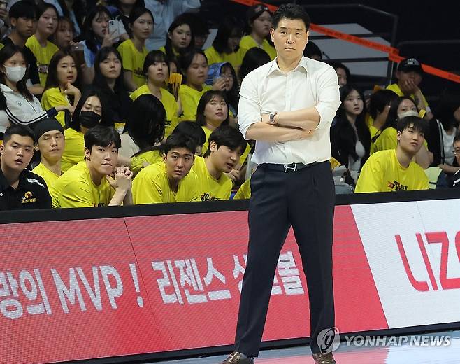 안풀리는 조상현 LG감독 (고양=연합뉴스) 김병만 기자 = 27일 고양 소노 아레나에서 열린 2025-2026 LG전자 프로농구 4강 플레이오프 3차전 고양 소노와 창원 LG 경기. LG 조상현 감독이 심각한 표정으로 경기를 지켜보고 있다. 2026.4.27 kimb01@yna.co.kr