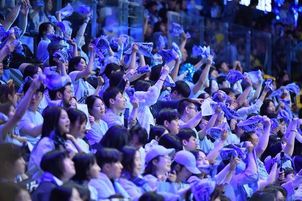 고양 소노 팬들이 27일 고양소노아레나에서 열린 창원 LG와의 4강 플레이오프 경기에서 환호하고 있다. 2026.4.27 /KBL 제공