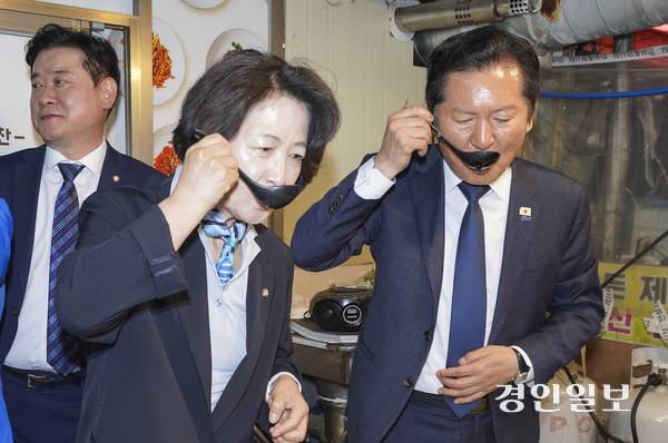 더불어민주당 정청래 대표와 추미애 경기도지사 후보가 27일 경기도 안성시 서인동 안성맞춤시장에서 상인들과 인사를 하고 있다. 2026.4.27 /최은성기자 ces7198@kyeongin.com