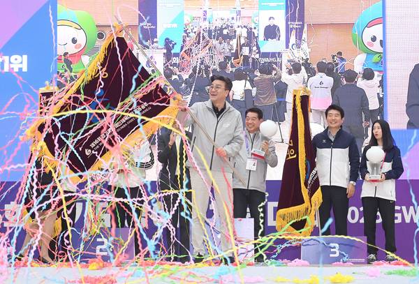 28일 광주시 탄벌체육관에서 열린 ‘제16회 경기도장애인체육대회 2026 광주’ 폐막식에서 성남시가 종합우승 4연패를 달성했다. 수원시는 종합 준우승, 부천시는 종합 3위를 기록했다. 2026.4.28 /경기도장애인체육회 제공