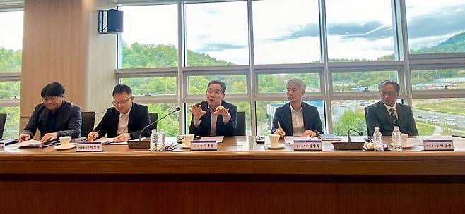 ▲&nbsp;인천신용보증재단이 28일 인천 서구 소상공인복합클러스터에서 기자간담회를 열고 최근 소상공인 자금 수요 증가와 대응 방안을 설명하고 있다. 가운데는 이부현 이사장. /김원진 기자 kwj7991@incheonilbo.com