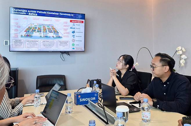▲&nbsp;28일(현지시간) 인도네시아 국영 항만공사(PT Pelindo)가 위치한 인도네시아 자카르타의 펠린도 타워에서 만난 펠린도 컨테이너 분야 자회사 TPK의 가네사(Ganesa) 개발계획 상무가 펠린도 등을 소개하고 있다. /정혜리 기자 hye@incheonilbo.com