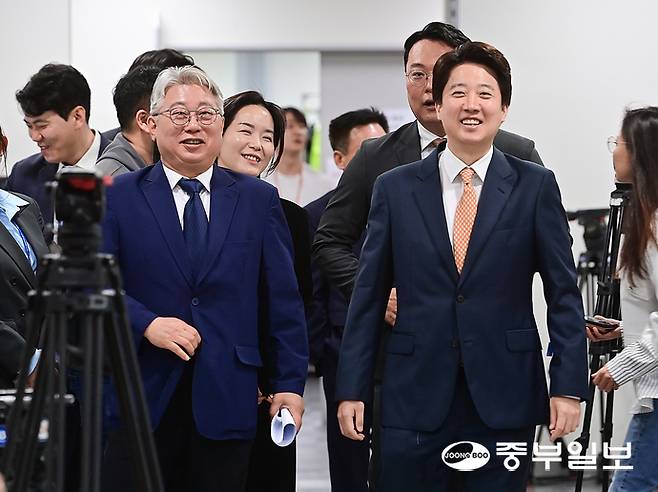 조응천 개혁신당 경기도지사 후보가 28일 오전 서울 여의도 국회 소통관에서 출마 기자회견을 하기 위해 이준석 개혁신당 대표와 함께 기자회견장으로 들어서고 있다. 임채운기자