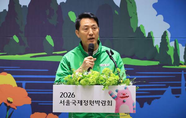 오세훈&nbsp;서울시장이 22일 서울시청에서 김태흠 충청남도지사와 함께한 2026 서울국제정원박람회·태안국제원예치유박람회 상호협력 기자설명회에서 발언하고 있다. 이날 오 시장은 초록색 점퍼를 입었는데 행사 컨셉과 맞춘 것이라고 설명했다. 2026.4.22. [사진=연합뉴스]