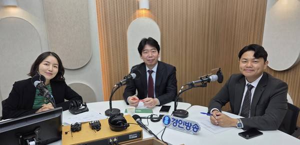 유제홍 국민의힘 부평갑 당협위원장(가운데), 정인갑 더불어민주당 인천시당 수석대변인(오른쪽), 박주언 앵커 2026.4.28 [경인방송 시사뉴스팀]