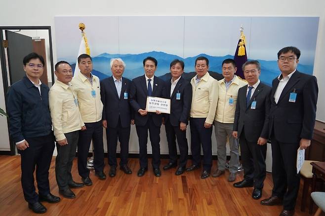 농협 자율성 수호 비상대책위원회와 농협중앙회 임직원 등은 28일 국회 의원회관을 방문해 이학영 국회부의장과 강득구 더불어민주당 최고위원과 간담회를 갖고 '농협자율성수호 농민공동 선언문'을 전달했다.