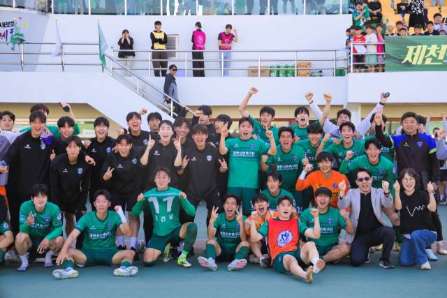 홈경기 첫 승을 기록한 제천시민축구단이 기념 사진을 찍고 있다.제천시 제공