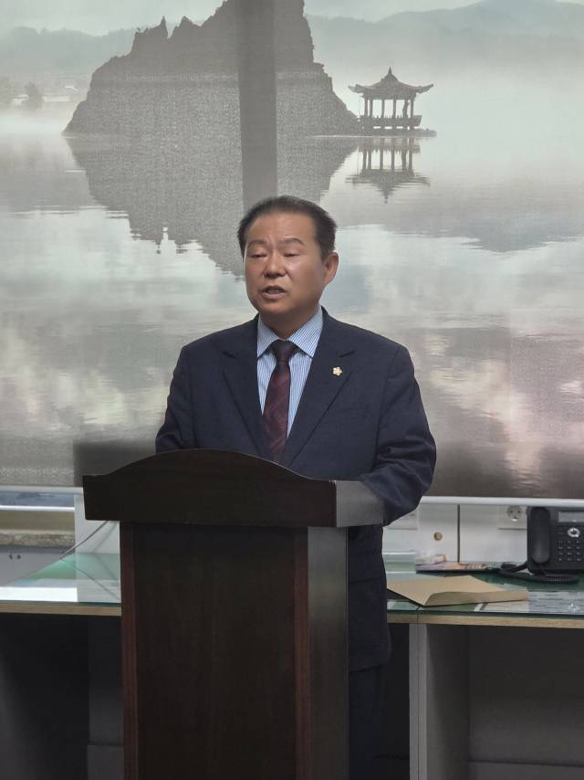 김영길 단양군의회 부의장이 28일 오전 10시 30분 단양군청 브리핑룸에서 기자회견을 갖고 국민의힘을 탈당하고 6.3 지방선거에서 단양 가 선거구 무소속 후보로 출마한다고 밝히고 있다. 단양=이상복 기자