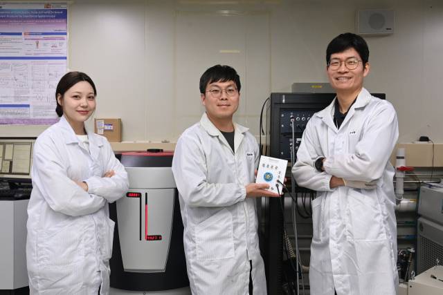28일 한국전자통신연구원(ETRI)에 따르면 차세대 양자소재인 위상절연체 '비스무스 셀레나이드(Bi2Se3)'를 활용, 1~4K(켈빈) 온도 범위에서 동작하는 초전도 큐빗 구현의 핵심 기술을 확보했다. ETRI 제공