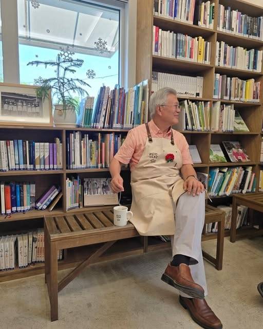 평산 책방에서의 문재인. /문재인 홈페이지