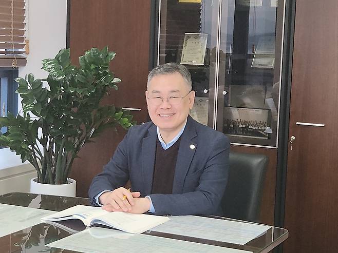 취임 2주년을 맞는 김중권 경북신용보증재단 이사장은 출연금과 특례보증 확대로 소상공인 지원역할을 크게 강화했다.