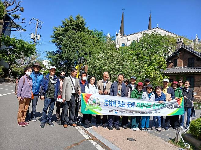 대구문화재지킴회 회원들이 청라언덕에서 기념사진을 촬영했다.