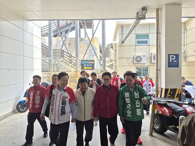 이철우 경북도지사 예비후보가 28일 울릉도 도동항에 도착해 지역 주민들을 만나기 위해 이동하고 있다. 이 후보는 이날 노인회 방문을 시작으로 본격적인 울릉 민심 탐방에 나섰다. /황진영 기자