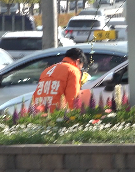 개혁신당 정이한 부산시장 후보가 27일 선거 유세를 하다가 한 승용차 운전자가 던진 음료수를 맞고 쓰러져 응급실로 이송됐다. 정 후보 선대위 제공