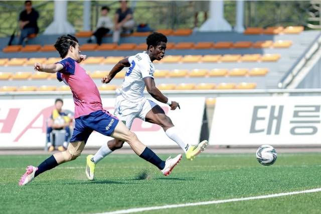진주시민축구단 외국인 공격수 오세이(오른쪽)가 지난 25일 열린 남양주시민축구단과의 원정 경기에서 슈팅을 하고 있다./진주시민축구단/