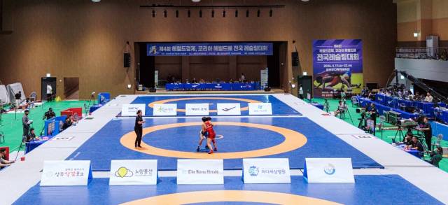 제4회 헤럴드경제 코리아헤럴드배 전국 레슬링대회가 합천군 다목적체육관에서 열리고 있다./합천군/