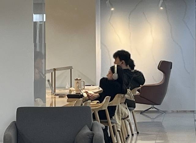 영남대 중앙도서관 로비에서 학생들이 자격증 취득을 위한 공부를 하고 있다. 김도경 기자