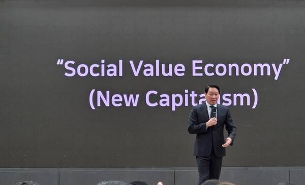 최태원 SK그룹 회장이 28일 오전 국회 의원회관에서 열린 '한·중 의원연맹 2026 제1회 정책세미나'에서 '미·중 AI 기술 패권 경쟁 속 대한민국 성장전략'을 주제로 특별강연 하는 모습. [출처=EBN]