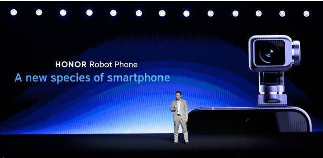 리젠 아너 CEO가 3월 MWC 행사에서 로봇폰을 소개하고 있다. [사진=신화통신]