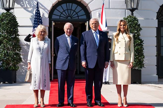 찰스 3세(왼쪽 두 번째) 영국 국왕과 카밀라(왼쪽) 왕비가 27일(현지시간) 백악관에 도착해 도널드 트럼프(오른쪽 두 번째) 미국 대통령, 멜라니아 트럼프 여사와 함께 기념사진을 촬영하기 위해 서 있다. (워싱턴D.C./UPI연합뉴스)