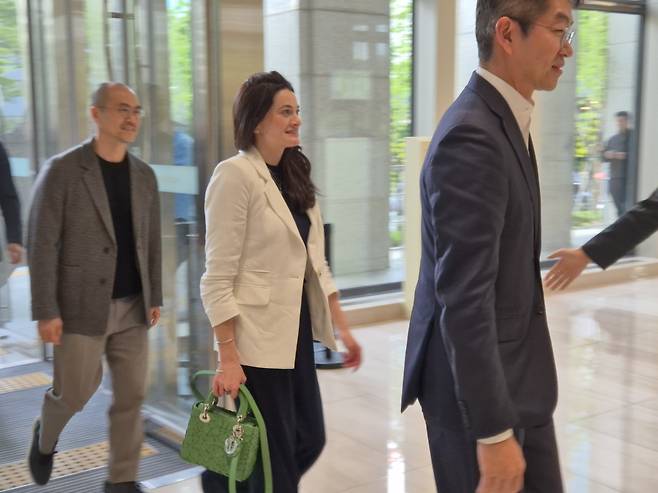 젠슨 황 엔비디아 최고경영자(CEO)의 장녀인 매디슨 황 엔비디아 옴니버스·로보틱스 제품 마케팅 수석 이사가 28일 오후 서울 여의도 LG트윈타워로 들어오고 있다. 권태성 기자 tskwon@