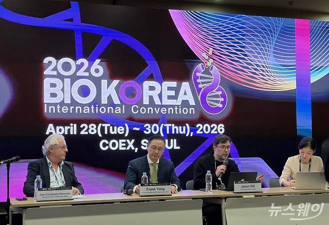왼쪽부터 Jean-Christophe Renondin(장-크리스토프 르농댕) Vesalius Biocapital 파트너, Frank Yang(프랭크 양) Blue Ocean Capital CEO, Jason Hill(제이슨 힐) Vertical 리드. 사진=현정인 기자