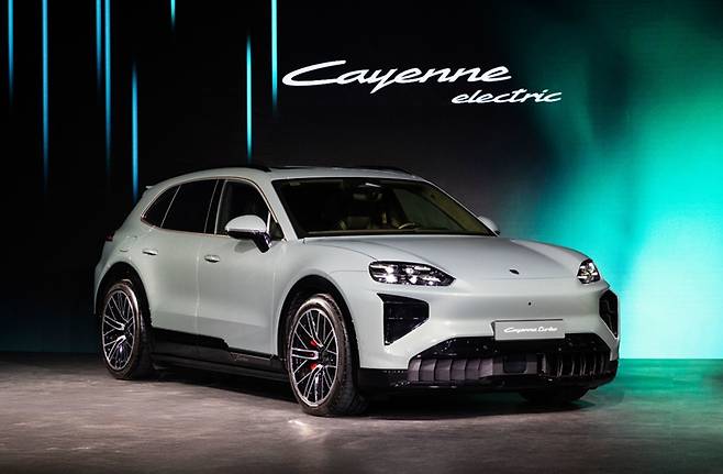 포르쉐가 지난해 1만대 이상 판매를 다시 회복하면서 한국 법인인 포르쉐코리아와 딜러사 4사의 실적을 견인했다. 사진은 올해 하반기 국내 출시 예정인 포르쉐 카이엔 일렉트릭. / 포르쉐코리아