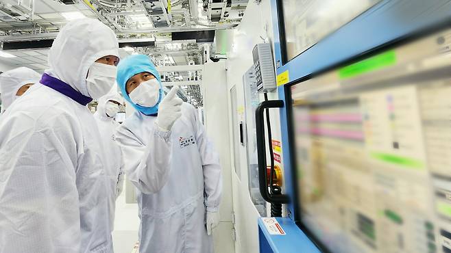 최태원 회장이 SK하이닉스 이천 캠퍼스 5세대 HBM 생산라인을 점검하고 있다. /SK그룹