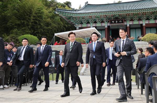 이재명&nbsp;대통령이 28일 충남 아산 현충사에서 충무공 이순신 탄신 제481주년 기념 다례행사를 마친 후 이동하고 있다. 2026.4.28 [청와대통신사진기자단] 연합뉴스