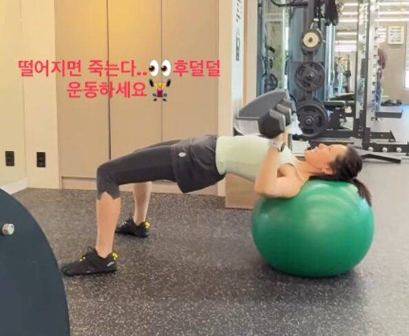 손예진이 덤벨을 들고 체스트 프레스를 하고 있다. 사진=손예진 인스타그램