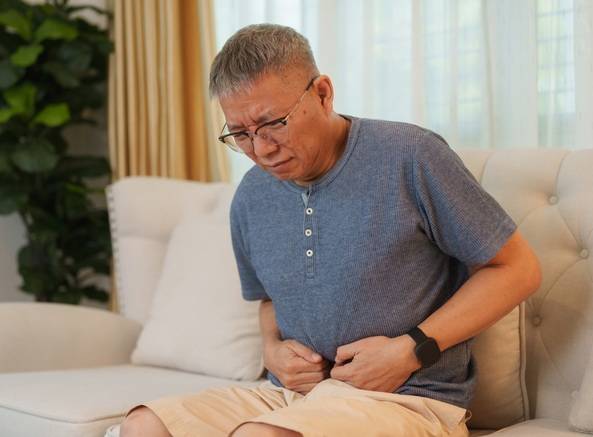 나이 든 남성이 복부 통증을 호소하고 있다. 평소 고혈압을 잘 관리하며 지내던 72세 남성 당뇨병 환자가 갑자기 이틀 간에 걸쳐 복부 중앙(배꼽 주위)에 심한 경련과 함께 통증을 느끼고 배가 더부룩하고(복부 팽만), 토하고(담즙성 구토) 변비가 심해 종합병원을 찾았다. 진단 결과는 선천성 기형인 '메켈 게실' 합병증이었다. 사진=게티이미지뱅크