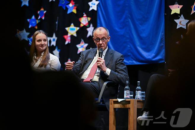 27일(현지시간) 프리드리히 메르츠 독일 총리가 서부 노르트라인베스트팔렌주 마르스베르크에서 학생들과 대화하고 있다. 2026.04.27 ⓒ 로이터=뉴스1