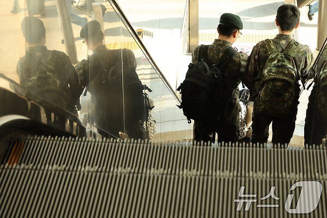 1일 서울역에서 군 장병들이 이동하고 있다. (사진은 기사 내용과 무관함) / 뉴스1 ⓒ 뉴스1 이동해 기자
