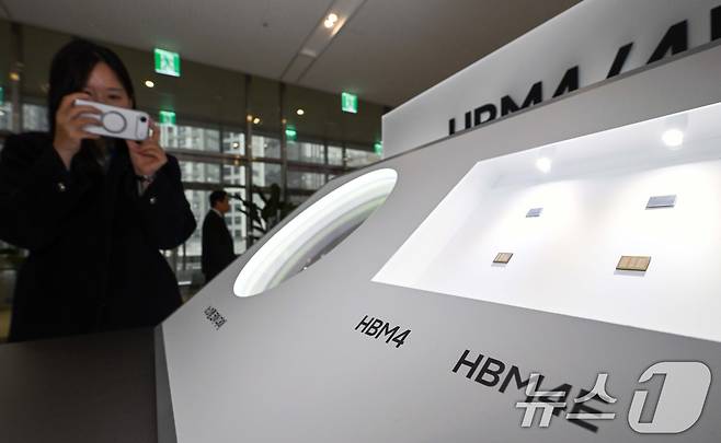 18일 경기 수원시 영통구 수원컨벤션센터에서 열린 '제57기 삼성전자 정기주주총회'에 HBM4, HBM4E 메모리가 전시돼 있다. (공동취재) 2026.3.18 ⓒ 뉴스1 김영운 기자