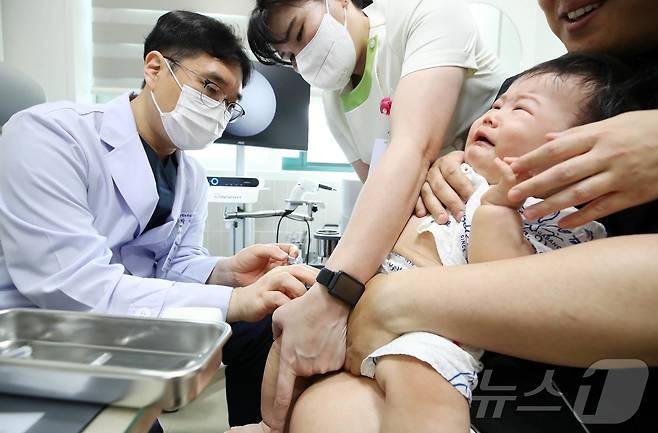생후 6개월에서 13세 이하 어린이를 대상으로 실시하는 인플루엔자(독감) 국가예방접종 첫날인 22일 광주 북구 두암동 에덴병원 소아청소년과에서 어린이가 예방접종을 받고 있다. (광주 북구 제공. 재판매 및 DB 금지) (사진은 기사 내용과 무관함) 2025.9.22 ⓒ 뉴스1 박지현 기자