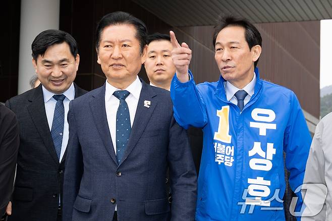 더불어민주당 정청래 대표와 우상호 강원특별자치도지사 예비후보가 지난 1일 강원도 철원군 철원종합문화복지센터 다목적구장에서 열린 철원읍 승격 제95주년 기념 '철원읍민 화합대축전' 현장을 둘러보고 있다. 2026.4.1 ⓒ 뉴스1 유승관 기자
