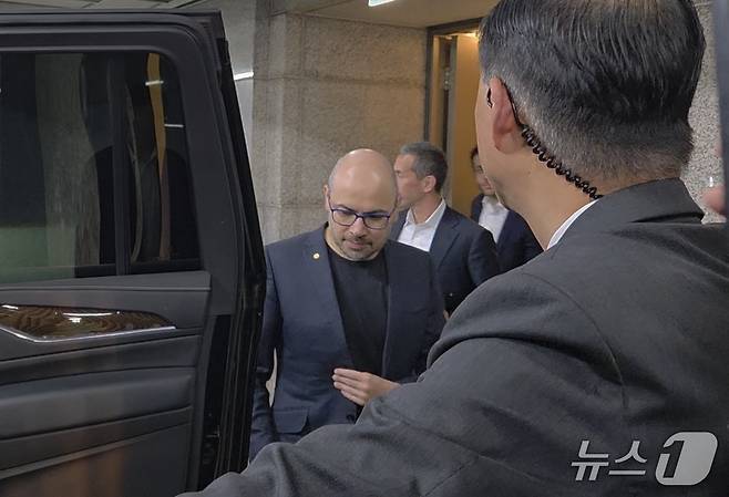 데미스 하사비스 구글 딥마인드 최고경영자(CEO)가 구광모 LG그룹 회장과 오찬을 마친 후 이동하고 있다. 2026. 4. 28/뉴스1 황진중 기자