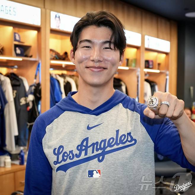 미국프로야구 메이저리그(MLB) LA 다저스의 김혜성이 28일(한국시간) 구단 라커룸에서 2025시즌 월드시리즈 우승 반지를 전달받은 뒤 환한 미소를 짓고 있다. (LA 다저스 구단 공식 인스타그램 캡처) 2026.4.28 ⓒ 뉴스1 김진환 기자