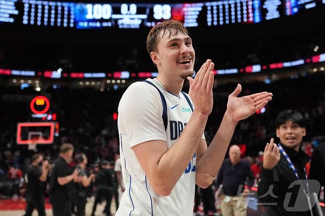 댈러스 매버릭스 포워드 쿠퍼 플래그가 2025-26 NBA 신인상을 받았다. ⓒ AFP=뉴스1