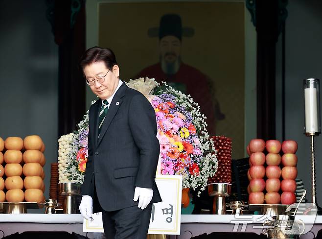 이재명 대통령이 28일 충남 아산시 현충사에서 열린 충무공 탄신 제481주년 기념행사에서 헌화를 마친 뒤 자리로 향하고 있다. 2026.4.28 ⓒ 뉴스1 이재명 기자
