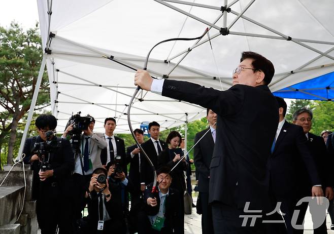 이재명 대통령이 28일 충남 아산시 현충사에서 열린 제65회 대통령기 전국 궁도대회에서 활시위를 당기고 있다. 2026.4.28 ⓒ 뉴스1 이재명 기자
