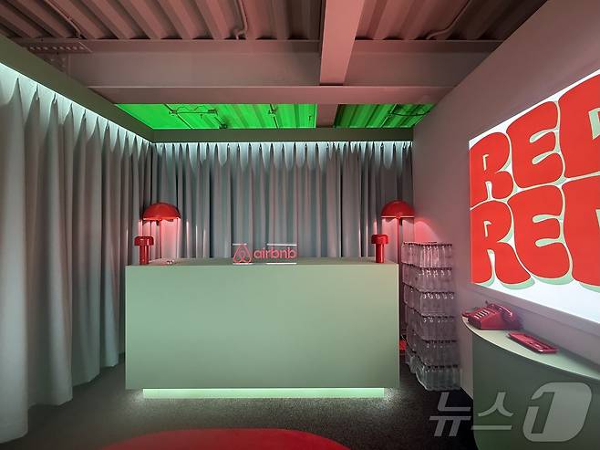 에어비앤비 & 코르티스의 Green vs. Red 비밀공간 리셉션ⓒ 뉴스1 윤슬빈 관광전문기자