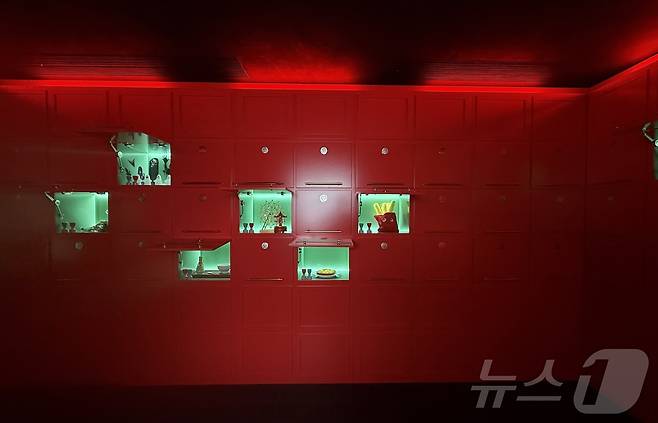 멤버들의  다양한 취향의 물건으로 채워진 우편함ⓒ 뉴스1 윤슬빈 관광전문기자