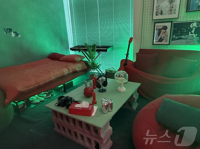 멤버들의 취향으로 꾸며진 침실ⓒ 뉴스1 윤슬빈 관광전문기자