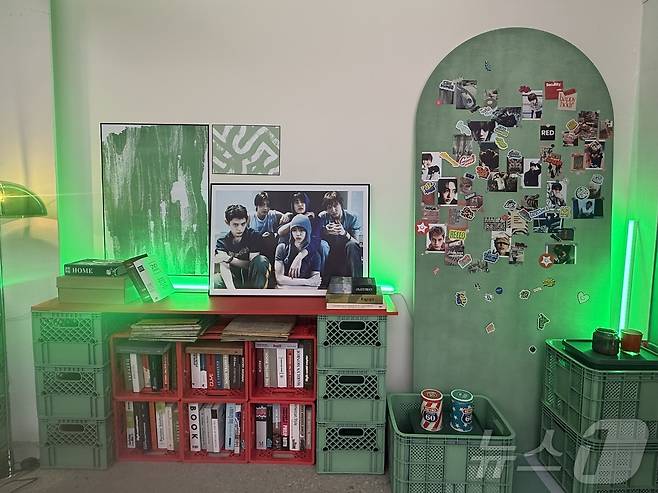 코스티스 멤버들의 사진으로 꾸며진 공간ⓒ 뉴스1 윤슬빈 관광전문기자