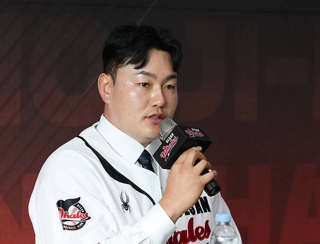 메이저리그(ML) 출신 최지만이 27일 울산 문수구장에서 열린 울산 웨일즈 입단식에서 취재진 질문에 답하고 있다. 사진 | 울산=연합뉴스