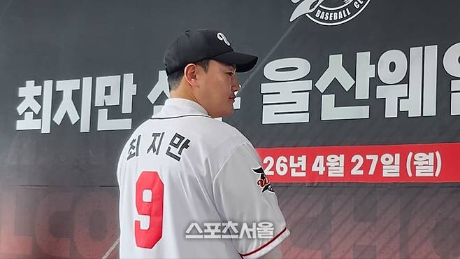 메이저리그(ML) 출신 최지만이 27일 울산 문수구장에서 열린 울산 웨일즈 입단식에서 포즈를 취하고 있다. 울산 | 김민규 기자 kmg@sportsseoul.com