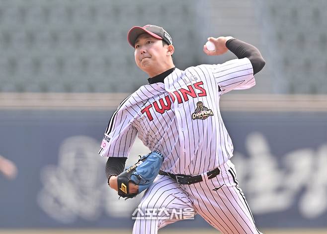 LG 선발투수 손주영이 24일 서울 잠실구장에서 열린 2026 KBO리그 시범경기 키움전에서 역투하고 있다. 잠실 | 최승섭기자 thunder@sportsseoul.com