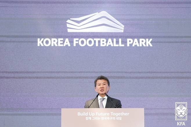 정몽규 대한축구협회장이 지난 7일 충청남도 천안시 입장면에서 열린 코리아풋볼파크 개관식에서 무대에 올라 인사하고 있다. 사진 | 대한축구협회